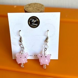 Super cute pig 🐷 glass earrings